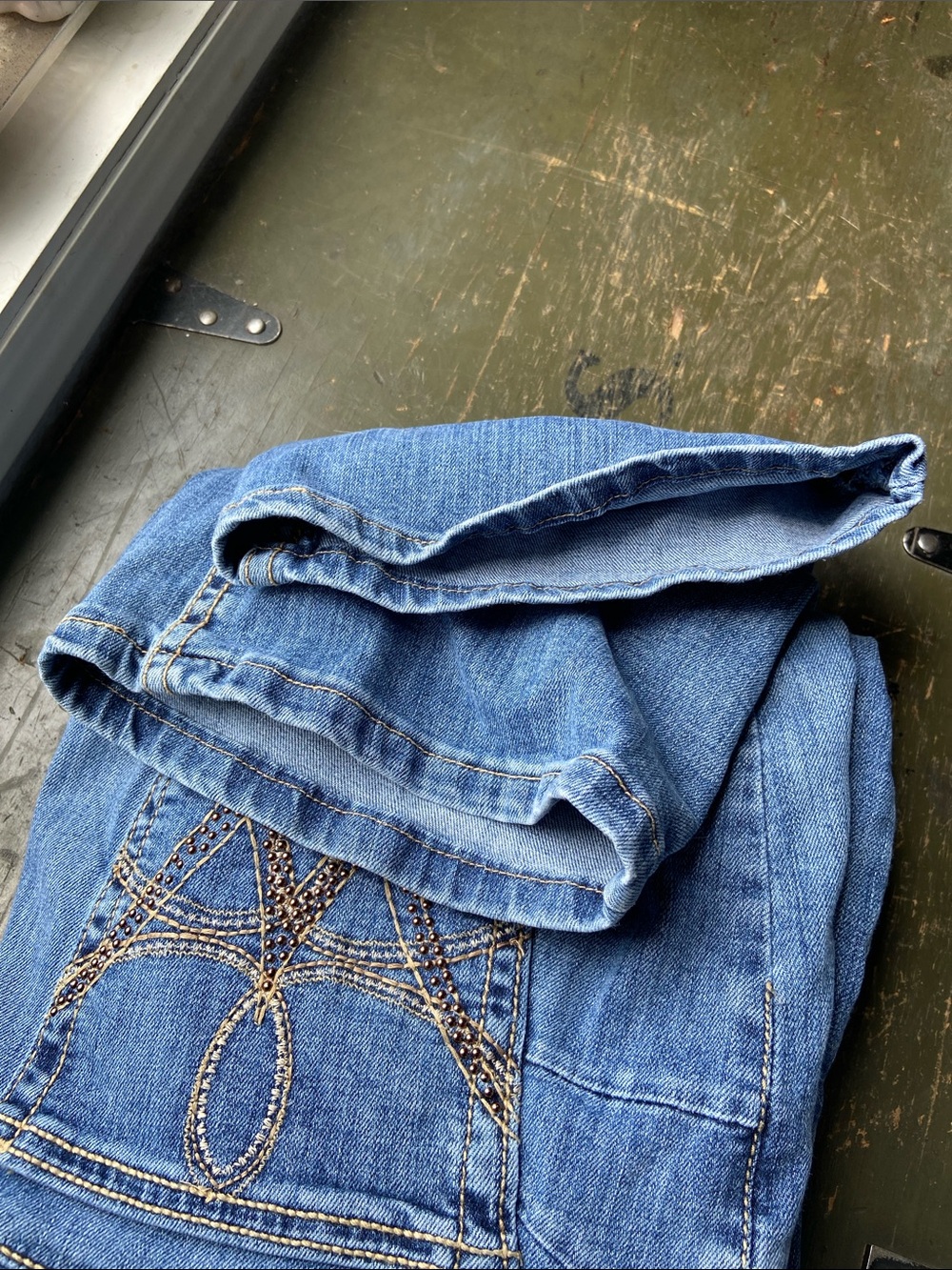 Wrangler Blue Women's Jeans with Embroidered Pocket - Picture 2 of 5